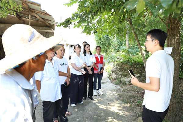2023-8-31 貴州環(huán)交所黨支部、壩上村黨支部、貴陽(yáng)產(chǎn)控集團(tuán)金融務(wù)鏈上企業(yè)黨支部聯(lián)合開(kāi)展主題黨日活動(dòng)3.jpg