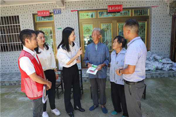 2023-8-31 貴州環(huán)交所黨支部、壩上村黨支部、貴陽(yáng)產(chǎn)控集團(tuán)金融務(wù)鏈上企業(yè)黨支部聯(lián)合開(kāi)展主題黨日活動(dòng)6.jpg