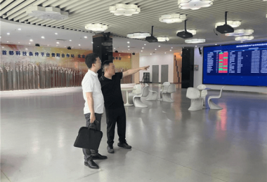 貴州烏江實(shí)驗(yàn)室副總經(jīng)理田向東一行到貴州陽光產(chǎn)權(quán)交易所下屬火炬公司進(jìn)行業(yè)務(wù)交流